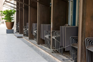 Aufeinandergestapelte Stühle und zusammengeklappte Tische auf dem Wallrafplatz an einem Freitag Mittag in der Coronazeit. Aufeinandergestapelte Stühle und zusammengeklappte Tische auf dem Wallrafplatz an einem Freitag Mittag in der Coronazeit.